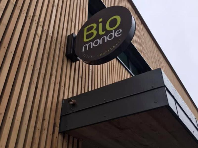 Enseigne drapeau magasin